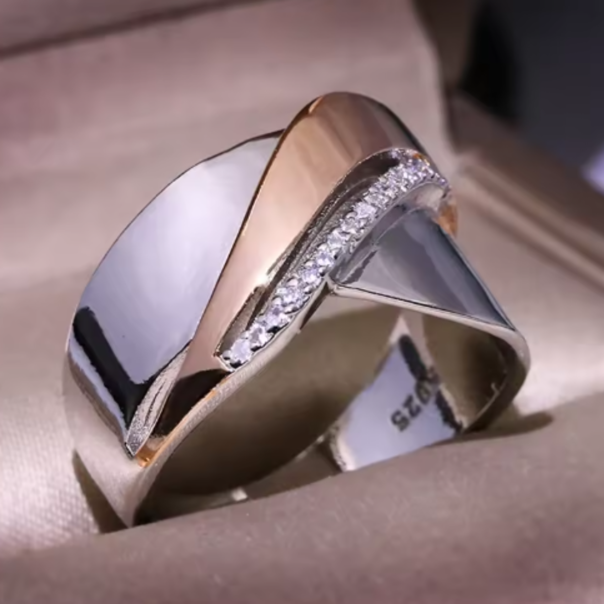 INFINITY GLIMMER RING