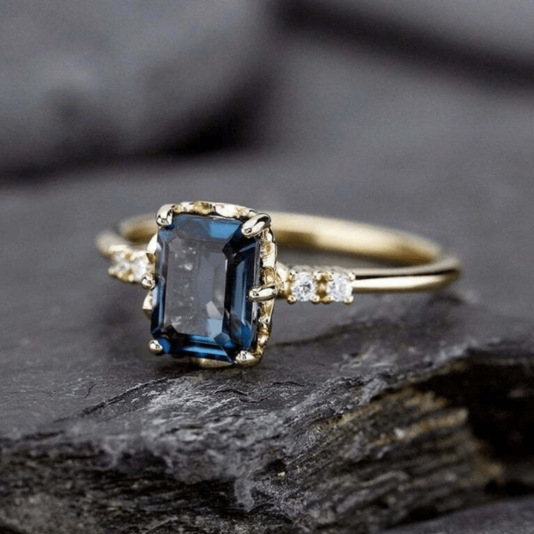 SAPPHIRE GLEAM VINTAGE RING