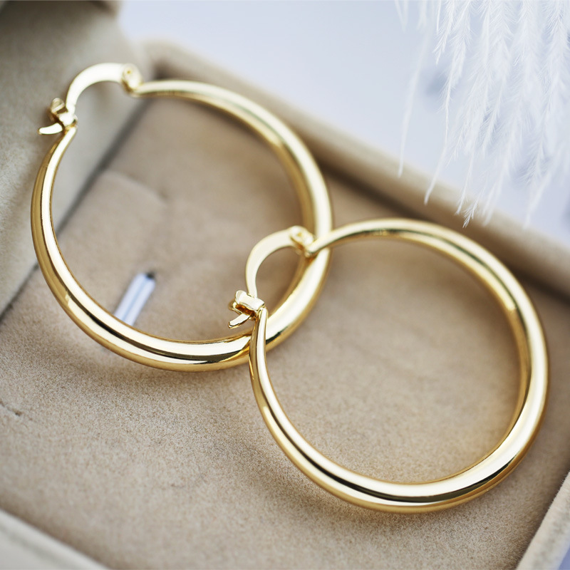 TIMELESS GOLDEN HOOP EARRINGS