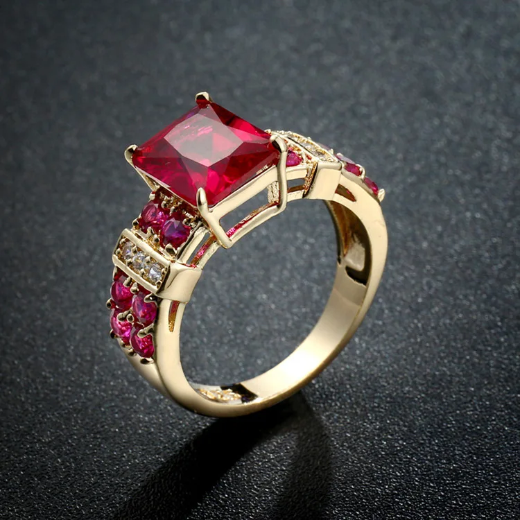 VINTAGE RED JEWEL RING IN GOLD