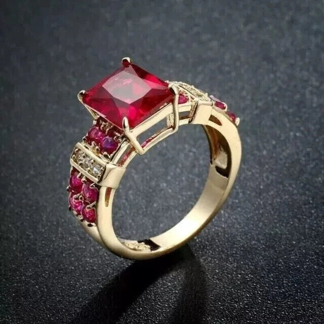 VINTAGE RED JEWEL RING IN GOLD